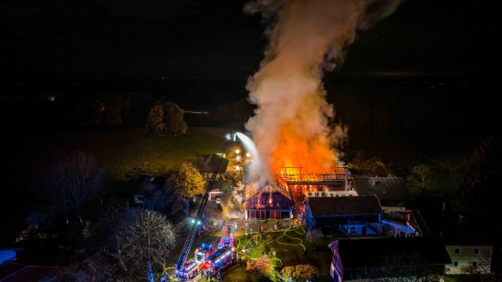 Gro�brand: 18 Feuerwehren bei Vollbrand eines Wirtschaftstrakts in Geretsberg im Einsatz