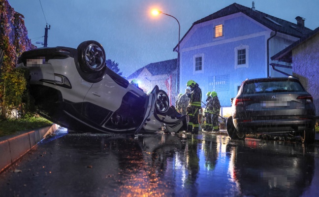 Lenkerin verletzt: Auto bei Unfall mit parkendem PKW in Ansfelden �berschlagen