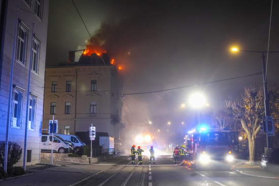Dachstuhl in Vollbrand: Acht Feuerwehren bei Brand im Stadtzentrum von Gmunden im Einsatz