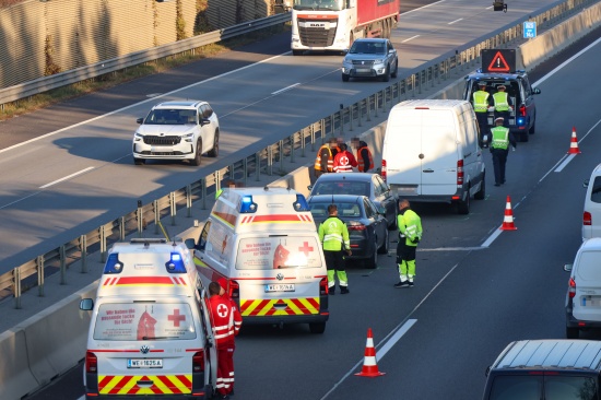 Auffahrunfall: Kilometerlanger Stau nach Verkehrsunfall auf Welser Autobahn in Wels-Puchberg