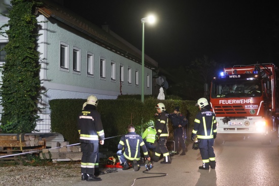 Lichtmast umgefahren: Feuerwehr musste in Wels-Waidhausen Stra�enlaterne mittels Kran umlegen