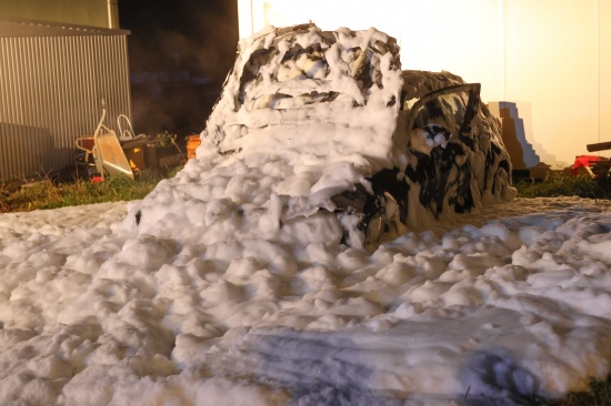 Auto in Vollbrand: Zwei Feuerwehren zu vermeintlichem Geb�udebrand nach St. Agatha alarmiert