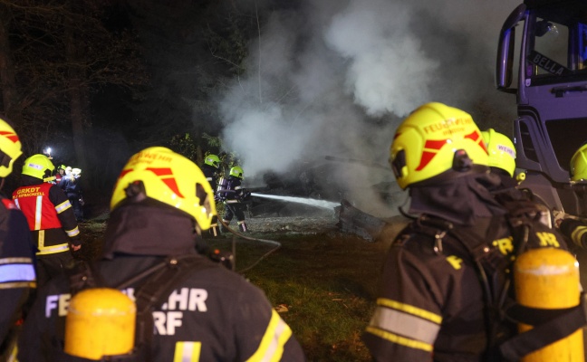 Drei Feuerwehren bei n�chtlichem Brand eines Holzhaufens im Einsatz