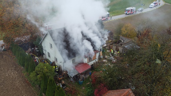 L�schen fast unm�glich: Schwieriger Einsatz bei Brand in v�llig zuger�umtem Haus in Fischlham