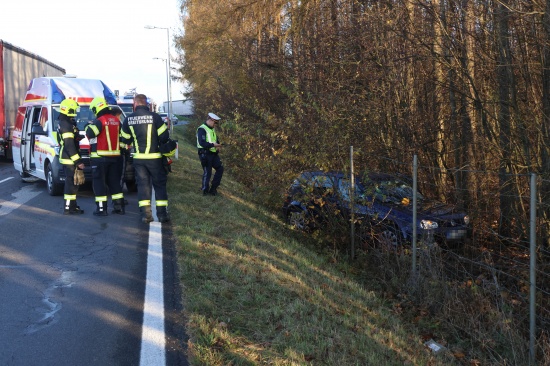 Abschleppman�ver missgl�ckt: Abgeschlepptes Auto bei Unfall in H�rsching im Waldst�ck gelandet