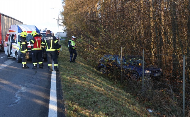 Abschleppman�ver missgl�ckt: Abgeschlepptes Auto bei Unfall in H�rsching im Waldst�ck gelandet