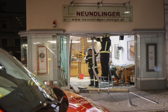 Blitzeinbruch: Eingangsbereich eines Goldschmiedgesch�fts in Wels-Innenstadt aufgerammt