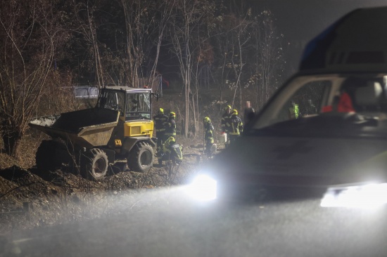 Raddumper umgest�rzt: Einsatzkr�fte bei Personenrettung auf Baustelle in Lambach im Einsatz
