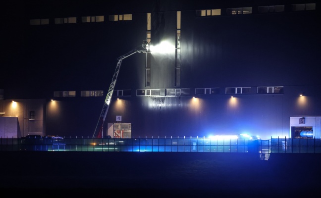 Gro�einsatz: Acht Feuerwehren bei Brand in einem Recyclingunternehmen in Enns im Einsatz