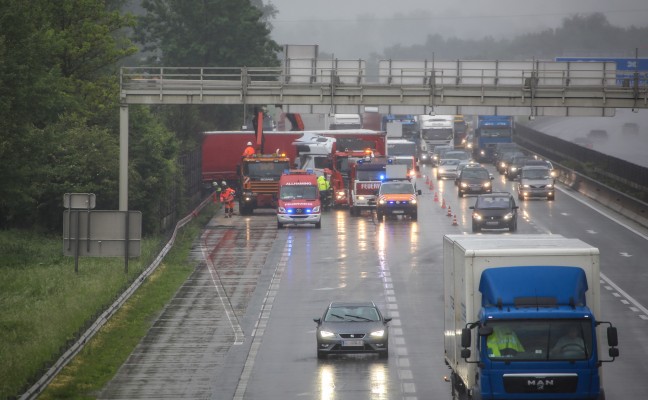 LKW-Unfall auf der Westautobahn sorgt für 20 Kilometer Stau