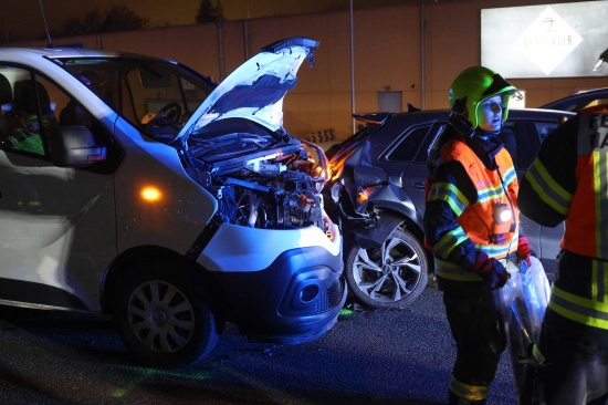 Abendverkehr: Auffahrunfall zwischen Kleintransporter und Auto auf Wiener Stra�e in Marchtrenk