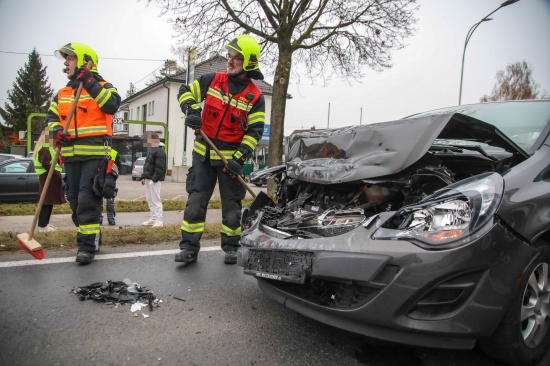 Aufr�umarbeiten nach Auffahrunfall auf Wiener Stra�e bei Marchtrenk