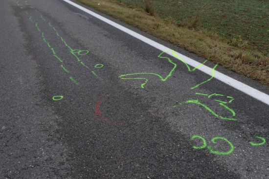 T�dlicher Verkehrsunfall: 35-J�hriger bei Pettenbach nachts von Auto �berrollt