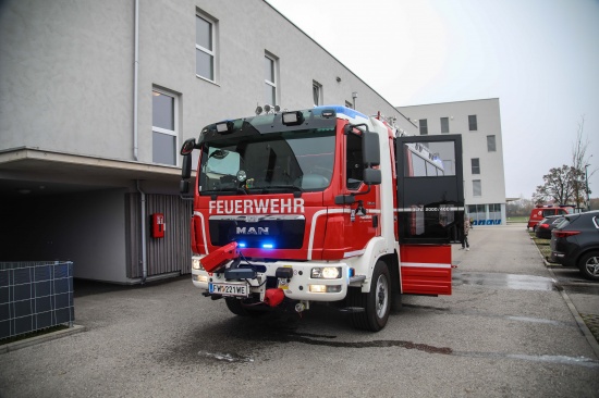 Einsatzkr�fte zu vermeintlichem Kellerbrand in einer Wohnanlage in Wels-Vogelweide alarmiert
