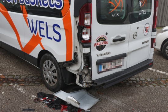 Fahrerflucht: Vereinsbus in Wels-Lichtenegg nachts von Fahrzeug gerammt und schwer besch�digt