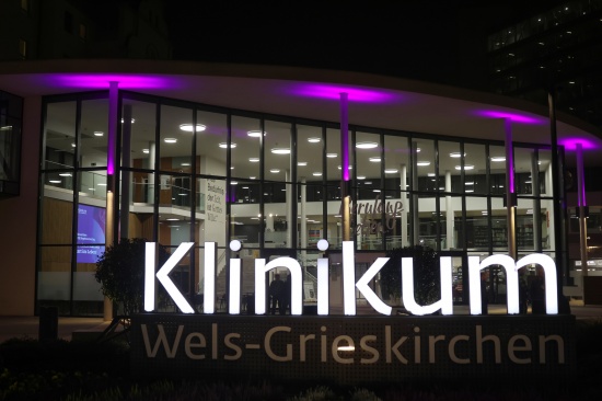 17. November: Klinikum Wels-Grieskirchen erstrahlt zum Weltfr�hchentag in lilafarbener Beleuchtung