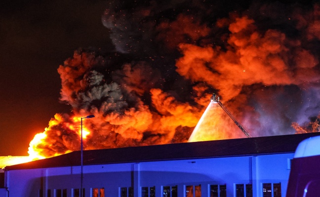 Gro�brand: Halle eines Recyclingunternehmens an der Stadtgrenze zwischen Linz und Traun in Vollbrand