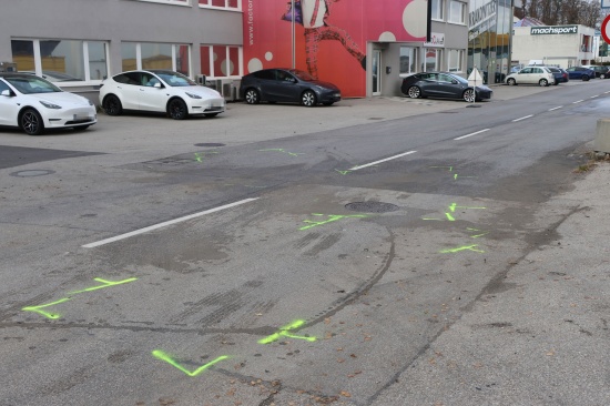 Kreuzungscrash mit drei beteiligten Autos an der Gemeindegrenze zwischen Leonding und Pasching