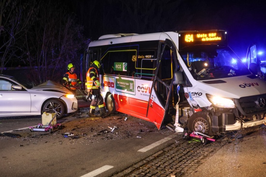 Crash zwischen Linienbus und Auto auf Pyhrnpass Stra�e in Thalheim bei Wels fordert zwei Verletzte