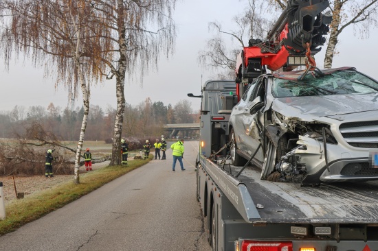 Autolenkerin in Wels-Puchberg mit PKW von Stra�e abgekommen und gegen Baum geprallt