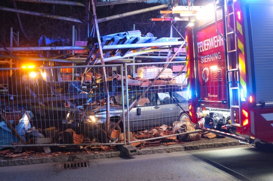 Reanimation: Autolenker in Sierning in Lagerplatz eines Dachdeckerbetriebes gekracht