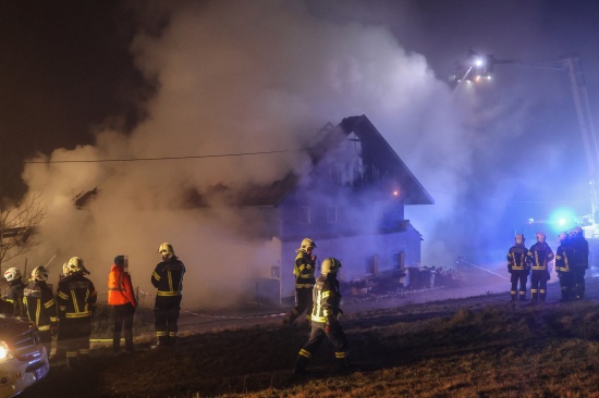 Gro�brand: 13 Feuerwehren bei Brand eines Geb�udes in Taiskirchen im Innkreis im Einsatz