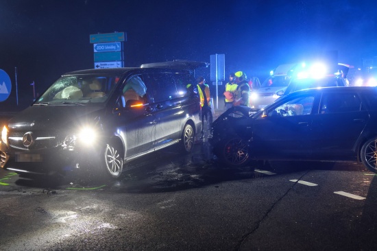 Drei Verletzte bei heftigem Kreuzungscrash auf Wallerner Stra�e in Pichl bei Wels