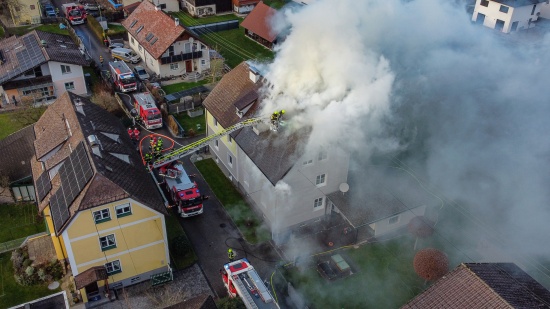 F�nf Feuerwehren bei Dachstuhlbrand bei einem Doppelhaus in Attnang-Puchheim im Einsatz