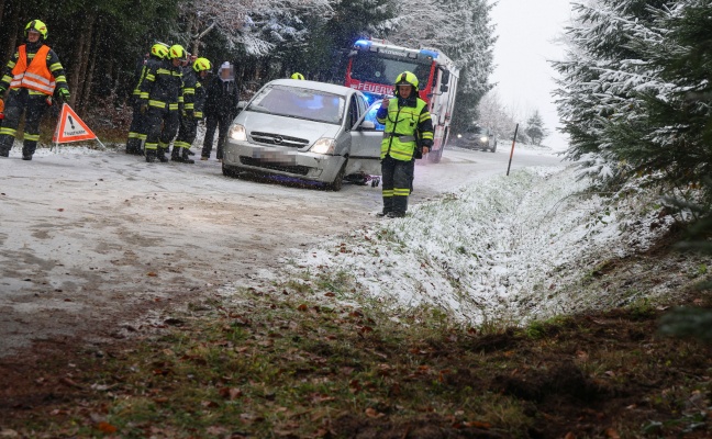 Regau: Autolenkerin bei winterlichen Fahrbedingungen von der Stra�e abgekommen