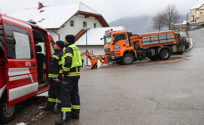 Schneepflug sorgte ungewollt f�r rutschige Stra�e in Gr�nburg