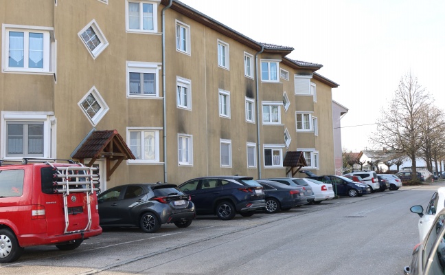 Einsatzkr�fte zu vermeintlichem Brand in einem Mehrparteienhaus in Traun alarmiert