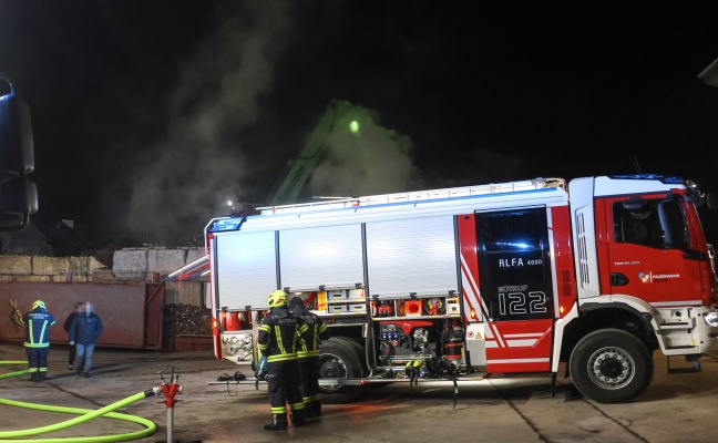 Brand bei einem Schrottplatz in Asten rasch unter Kontrolle gebracht