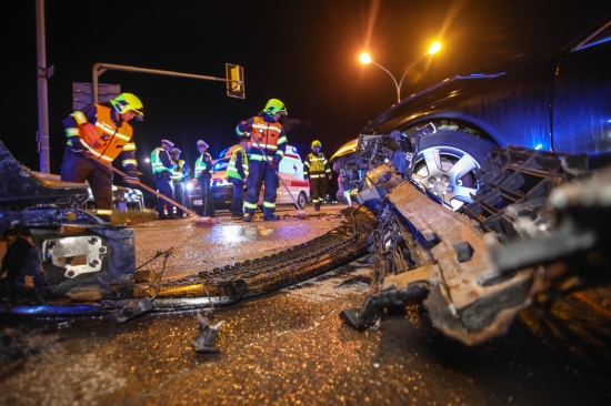 Schwerer Kreuzungscrash auf Wiener Stra�e in Marchtrenk fordert eine verletzte Person