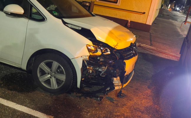 Einsatzkr�fte zu Personenrettung nach schwerem Verkehrsunfall in Attnang-Puchheim alarmiert