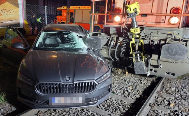 Auto auf Bahn�bergang in Linz-Industriegebiet-Hafen von Verschublok erfasst