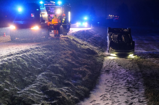 Edt bei Lambach: Auto bei winterlichen Fahrbedingungen von Wiener Stra�e abgekommen und �berschlagen