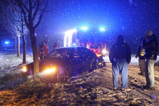 Auto bei Verkehrsunfall in Thalheim bei Wels gegen Baum gerutscht