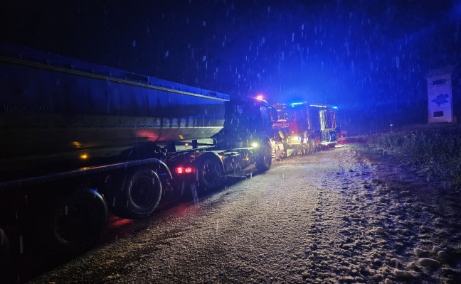 Wintereinbruch: Zahlreiche Feuerwehren in Ober�sterreich bei Fahrzeugbergungen im Einsatz