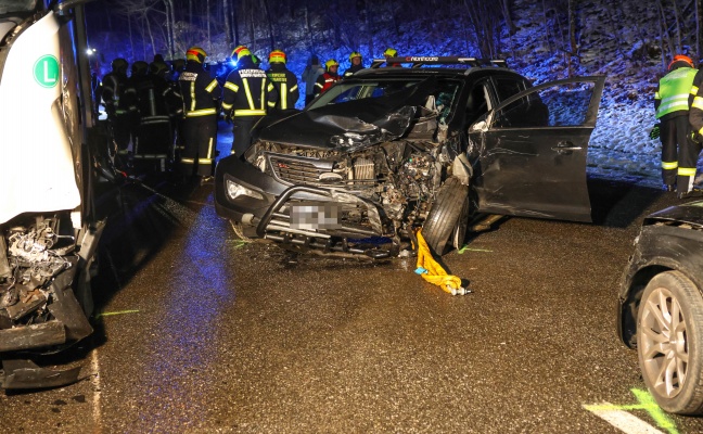 Schwerer Crash zwischen Kleintransporter, LKW und zwei PKW auf Pyhrnpass Stra�e bei St. Pankraz