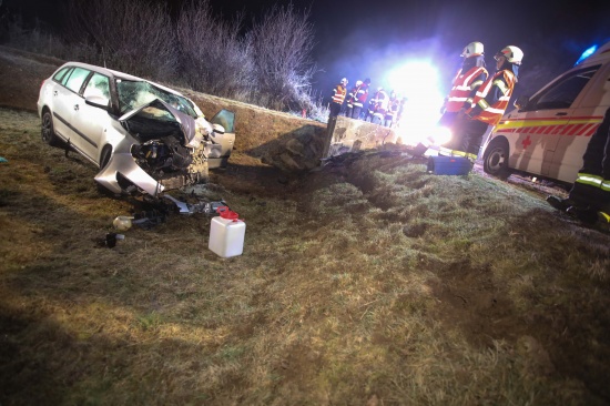 Crash gegen Betonschacht: Drei Feuerwehren nach schwerem Verkehrsunfall in Holzhausen im Einsatz