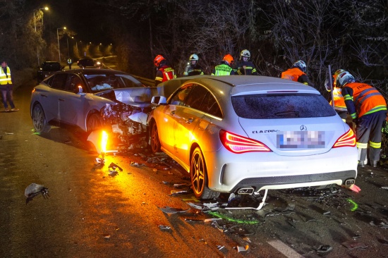Aufr�umarbeiten nach heftigem Frontalcrash zwischen zwei Autos in Thalheim bei Wels