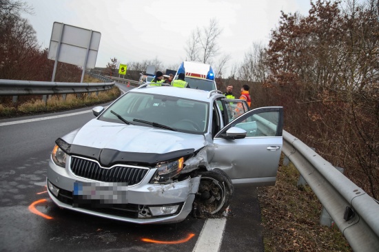 Auto auf Welser Autobahn im Abfahrtsbereich bei Wei�kirchen an der Traun gegen Leitschiene gekracht