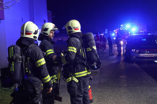 Ein Verletzter bei n�chtlichem Kleinbrand in einem Mehrparteienwohnhaus in Wels-Pernau