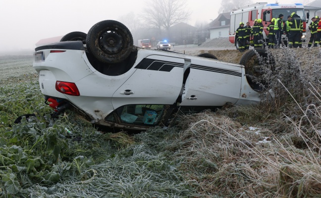 Auto�berschlag: PKW auf leicht vereister Pyhrnpass Stra�e bei Schlierbach von Stra�e abgekommen