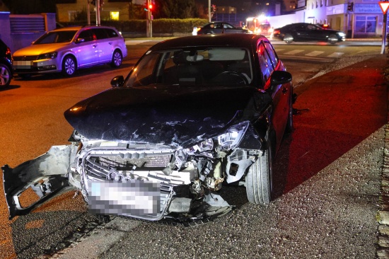 Personenrettung nach Crash: Zwei Verletzte bei Verkehrsunfall auf einer Kreuzung in Wels-Lichtenegg