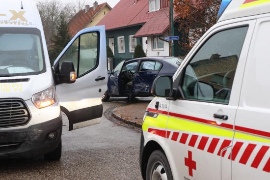 Ein Verletzter bei Kreuzungscrash zwischen Transporter und Auto in Wels-Pernau