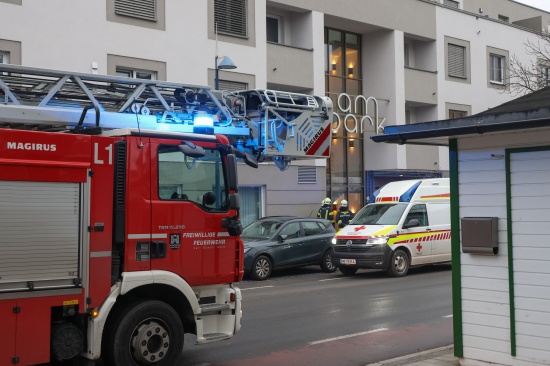 Person in Absturzgefahr: Einsatz bei Wohn- und Gesch�ftsgeb�ude in Wels-Neustadt