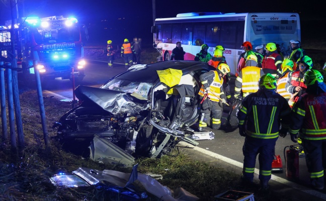Auto gegen Linienbus: Zwei Schwerverletzte bei Frontalkollision auf Eferdinger Stra�e in Alkoven