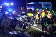 Auto gegen Linienbus: Zwei Schwerverletzte bei Frontalkollision auf Eferdinger Stra�e in Alkoven