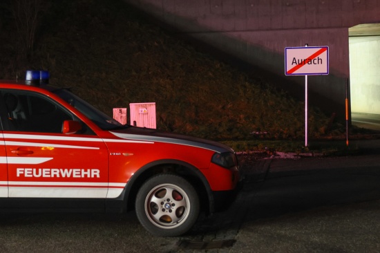 Aurach am Hongar: Personenrettung nach Sturz in eine Montagegrube